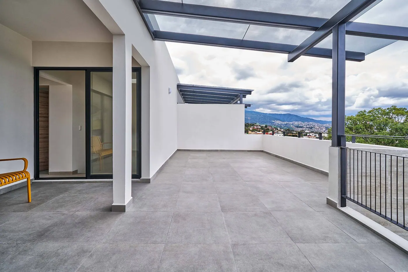 Terraza de Motul con pérgola y vista al sur de la ciudad