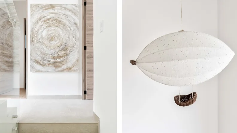 Detalles interiores de Motul: escalera y lámpara decorativa