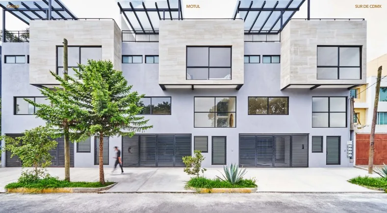Fachada de las residencias Motul con balcones, pérgola y acceso vehicular