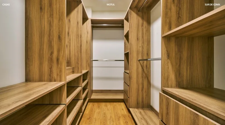 Vestidor de Motul con carpintería de madera